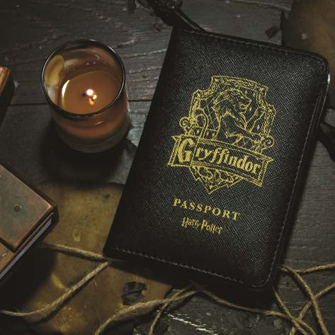 Harry Potter &amp; Wizarding World Passport Cover - Gryffindor