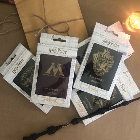 Harry Potter &amp; Wizarding World Passport Cover - Gryffindor
